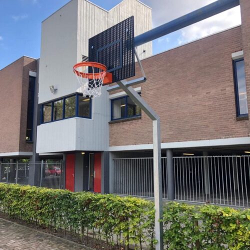 Basketbalpaal model Classic 66 Basketbalpaal Classic met antivandaal basketbalbord zwart gecoat.